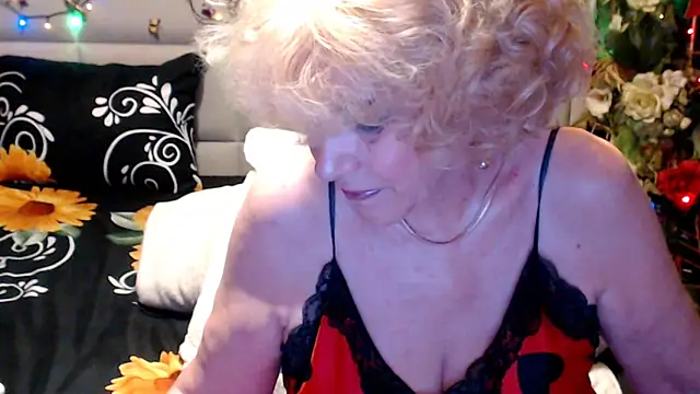 HappyWomanOn webcam