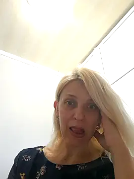 MiaLove183 webcam