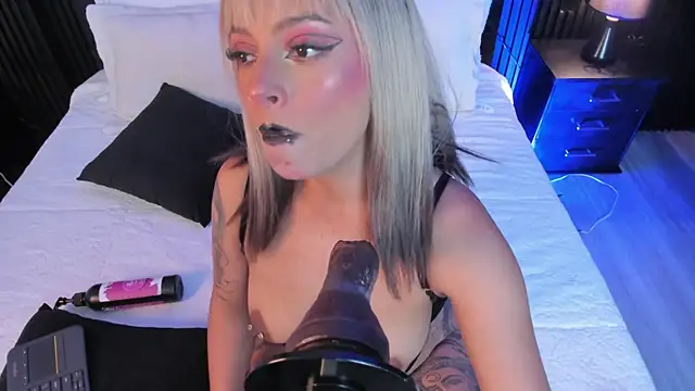 MiiaaMoonroee webcam