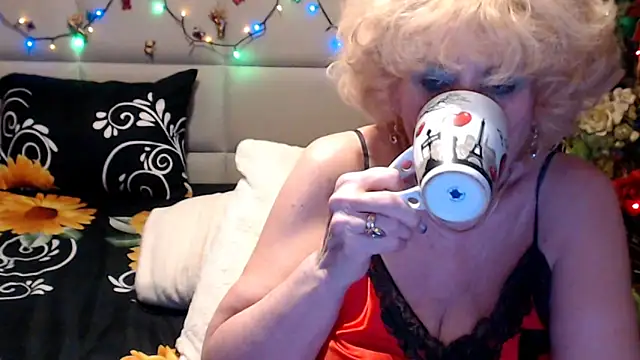 HappyWomanOn webcam