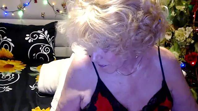 HappyWomanOn webcam