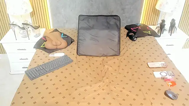 NahomyOwen webcam