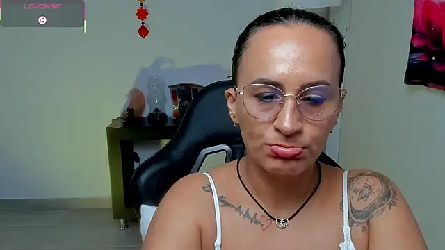 Sara_Charmy webcam