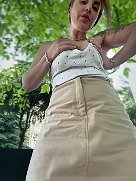 milfnextdoor20 (F milf) - Naughty and WET in my garden 🥰💦