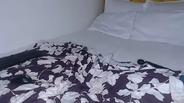 Bella_2025 webcam