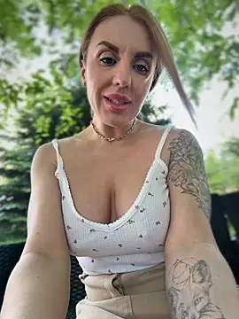 MilfNextDoor20 webcam