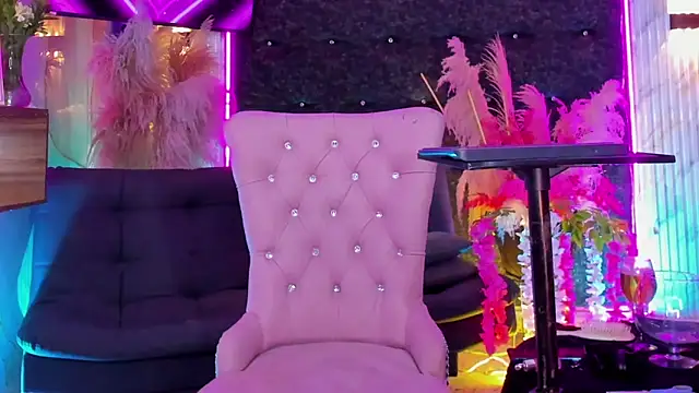 Queens_Wonders_Blonders webcam