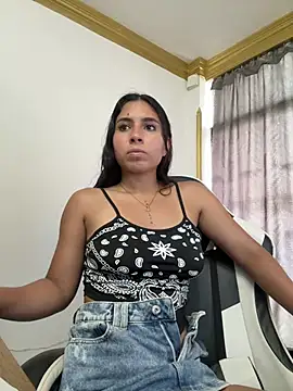 bella-black webcam