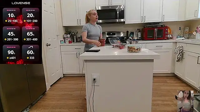 Blondiewithanass webcam