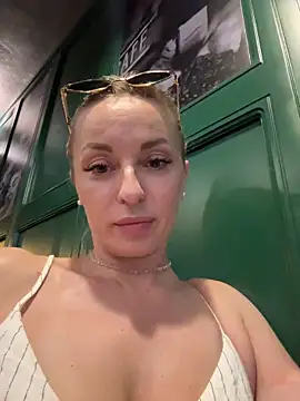 VikaBunny1 live sex cam