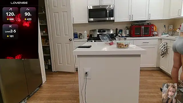 Blondiewithanass webcam