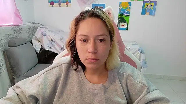 MommyMiaWs webcam