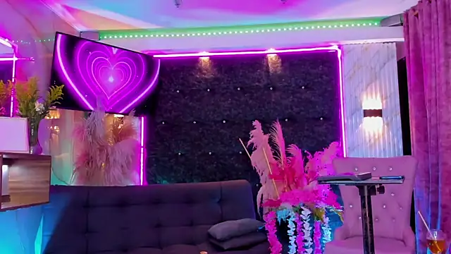 Queens_Wonders_Blonders webcam