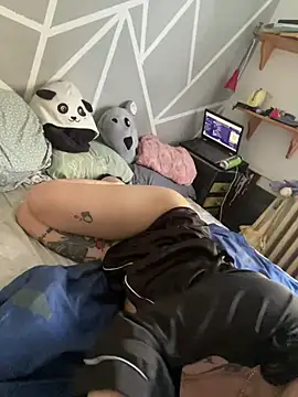 Piggiteablacktea webcam