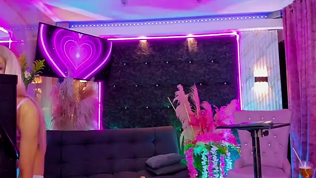 Queens_Wonders_Blonders webcam