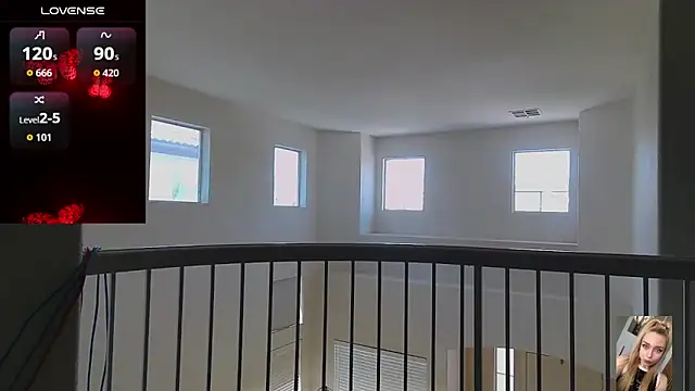 Blondiewithanass webcam