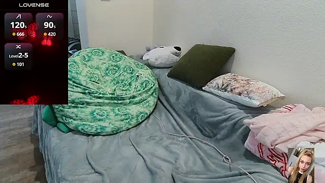 Blondiewithanass webcam
