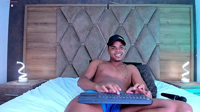 TaylorClay_ webcam