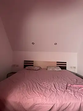 AlyraMoon webcam