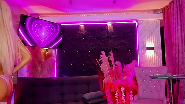 Queens_Wonders_Blonders webcam