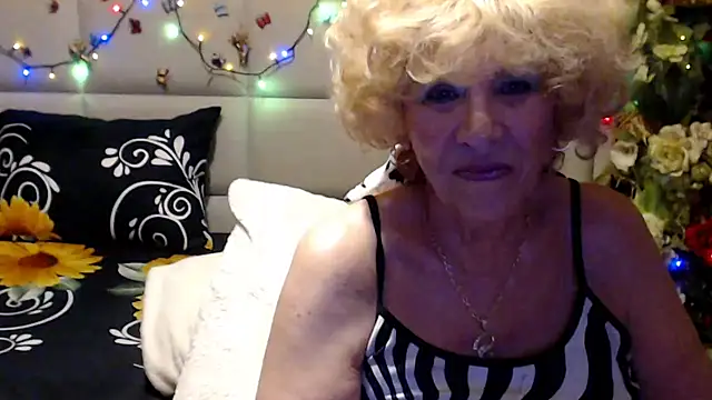 HappyWomanOn webcam