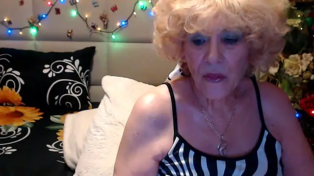 HappyWomanOn webcam