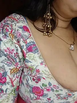 aarna111 (Ask my age) - Put nipples clip for 1 mi