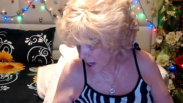 HappyWomanOn webcam