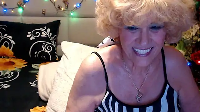 HappyWomanOn webcam