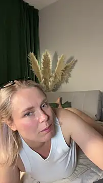 Charming_Daphny webcam