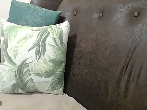 bustylaura4u webcam