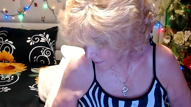 HappyWomanOn webcam