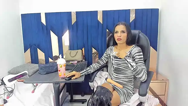 Aisha_hotts777 webcam
