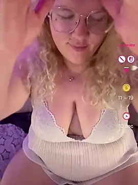 CurvyAnonymousGirl89 webcam