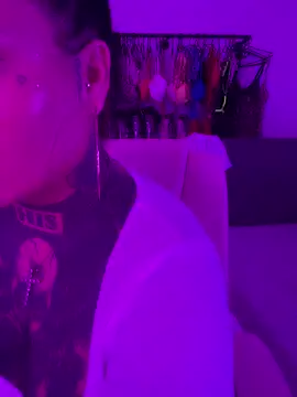 _MelinaCurves_ webcam