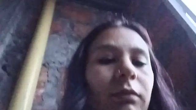 Charis_21 webcam
