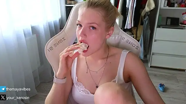 Maya_Rave webcam
