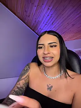 Hilary_pinkk webcam