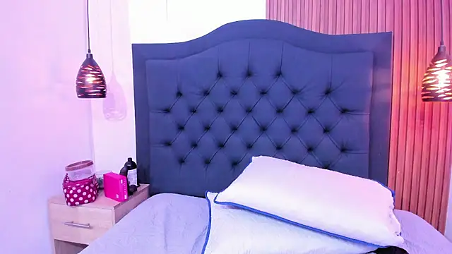 Maya_curvy webcam