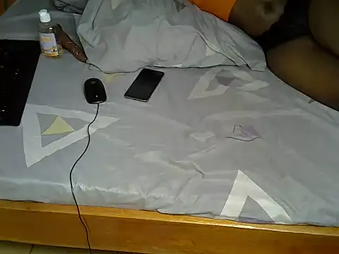 Pearl_petite webcam