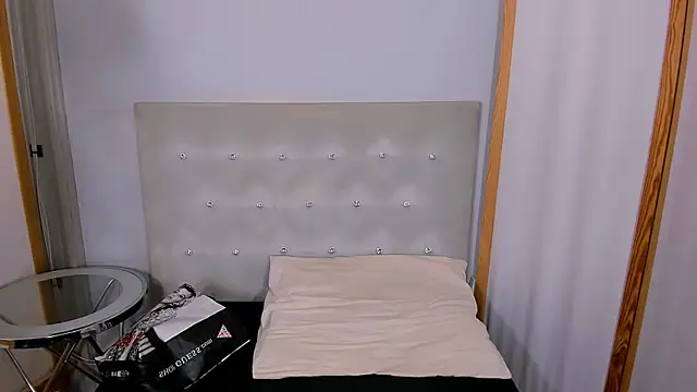 JessieAlone webcam