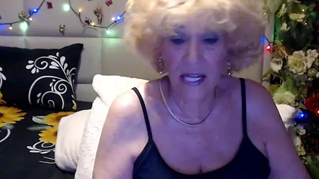 HappyWomanOn webcam