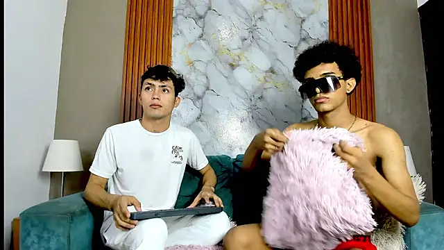 VERY_HOT_GUYS webcam