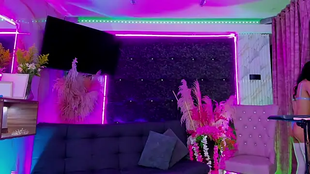 Queens_Wonders_Blonders webcam