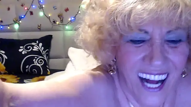 HappyWomanOn webcam