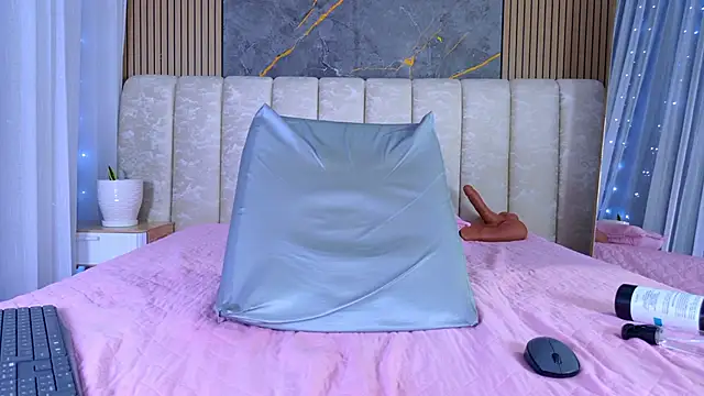 mia_scot webcam