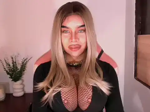 CyraHasABigCock webcam