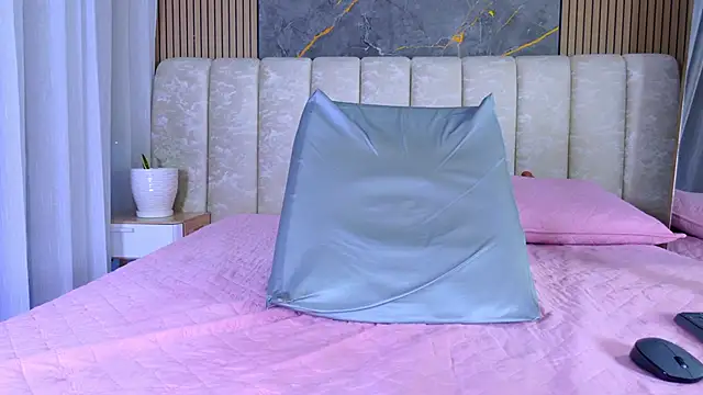 mia_scot webcam