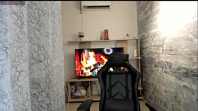 CarolineFyre webcam