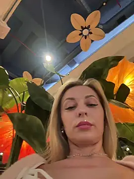 vikabunny1 (Ask my age) - No Panties🫢tease Clitoris🤤Public risk